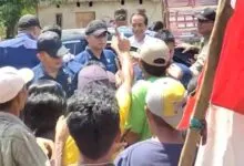 Warga di Muna Hadang Iring-iringan Presiden Jokowi