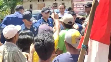 Warga di Muna Hadang Iring-iringan Presiden Jokowi