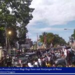 Momen Presiden Jokowi Bagi-Bagi Kaos saat Kunjungan di Muna