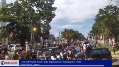 Momen Presiden Jokowi Bagi-Bagi Kaos saat Kunjungan di Muna