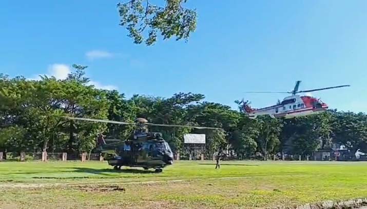 Helikopter yang Akan Ditumpangi Presiden Jokowi Uji Coba Pendaratan di Alun-Alun Raha