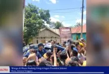 Video : Warga di Muna Hadang Iring-iringan Presiden Jokowi