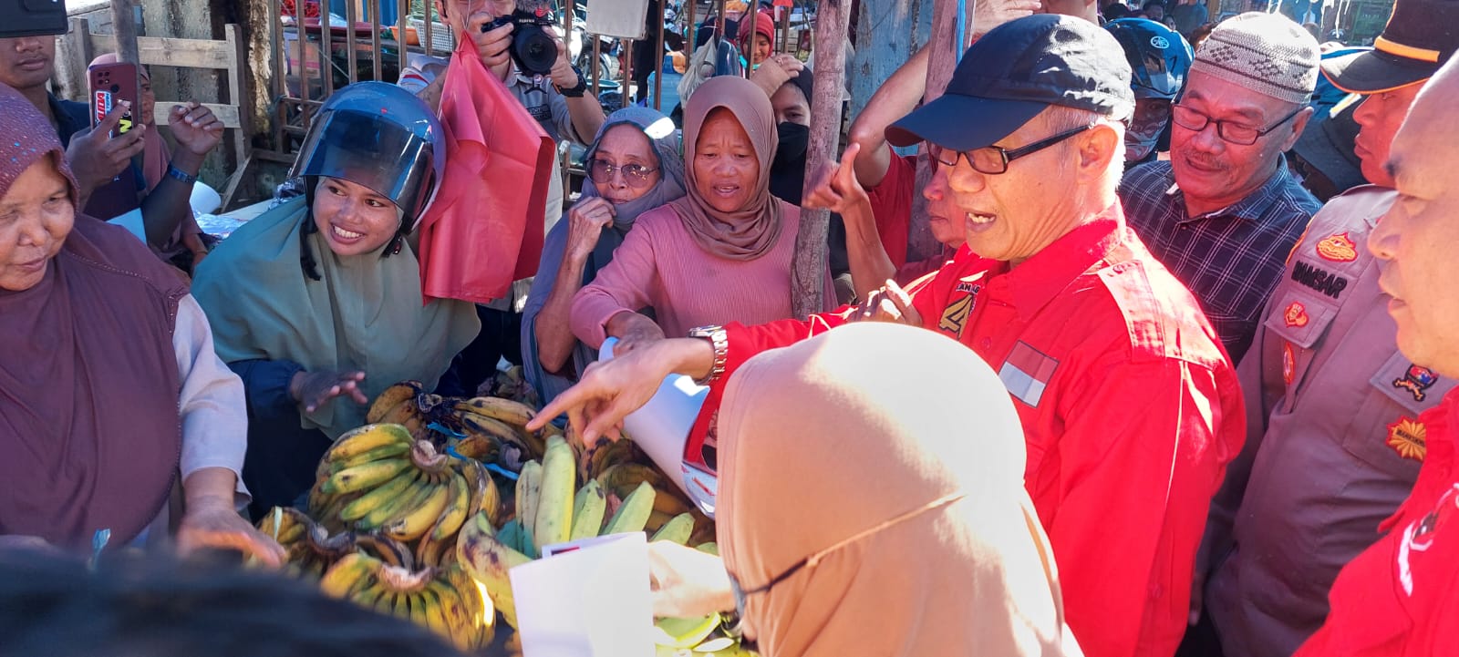 Blusukan ke Pasar Wawatobi, Lukman Abunawas Disambut Teriakan Pedagang 'Gubernur Sultra'