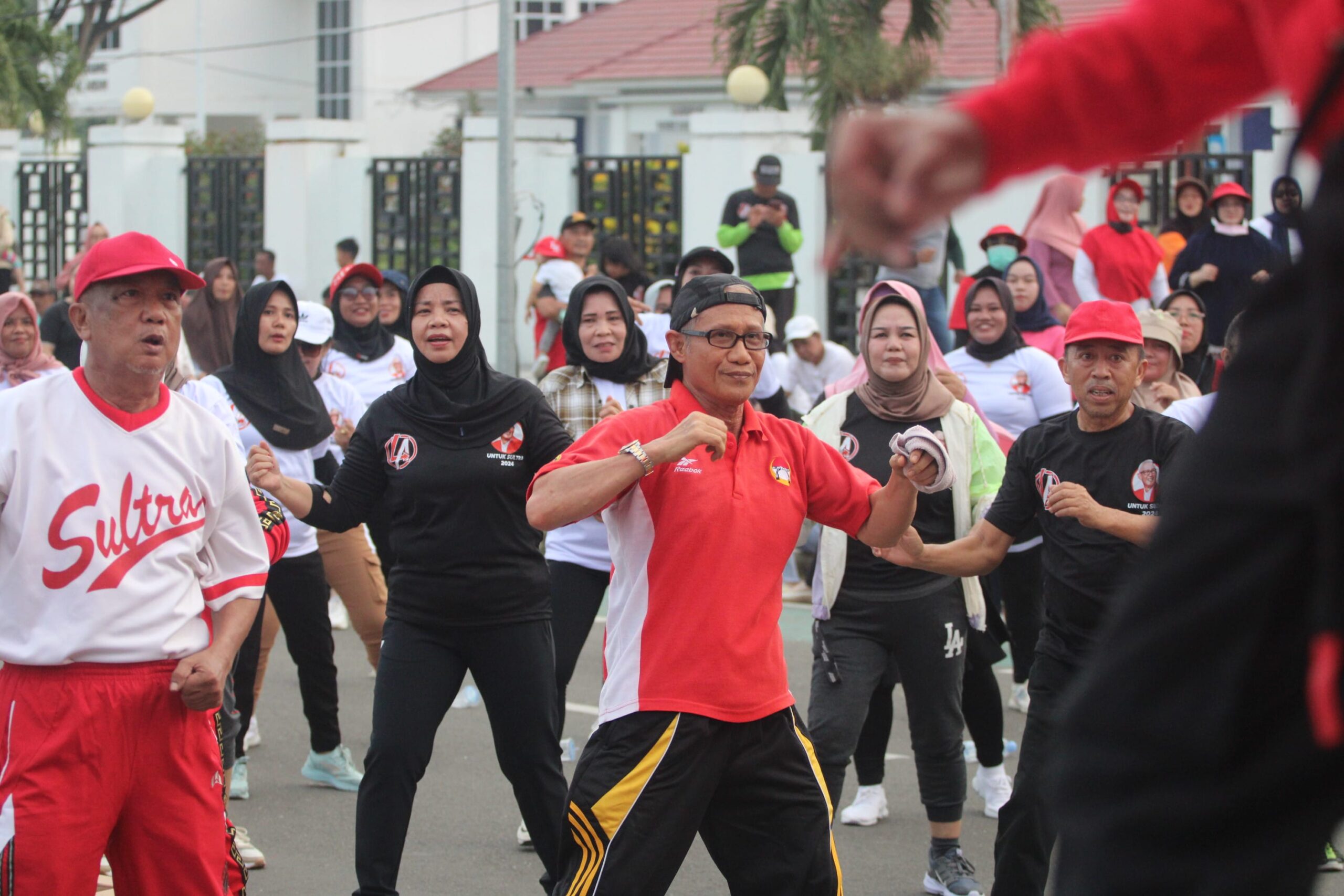 Ajak Hidup Sehat, Lukman Abunawas Gelar Senam Jantung Diikuti Ratusan Masyarakat Konawe