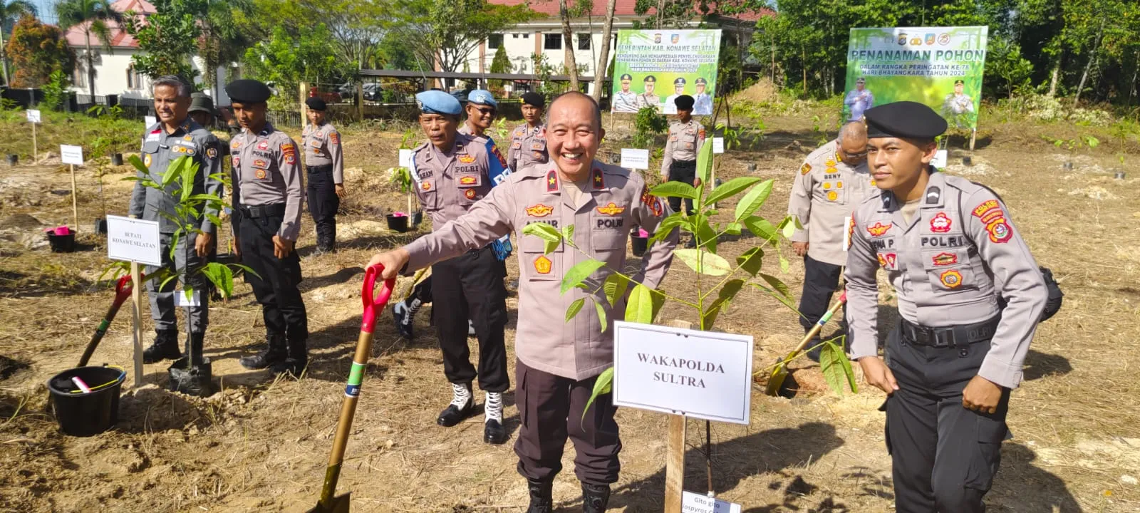 Peringati HUT Bhayangkara ke-78, Polda Sultra Bersama Pemda Konsel Lakukan Penanaman Pohon