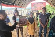 Kapolda Sultra Serahkan Bantuan kepada Korban Terdampak Banjir di Konut