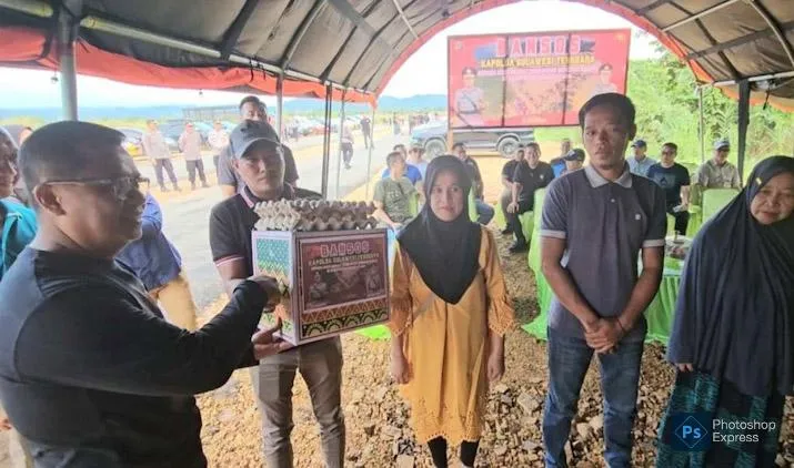 Kapolda Sultra Serahkan Bantuan kepada Korban Terdampak Banjir di Konut