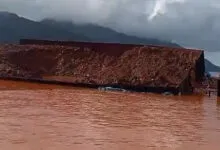 Kapal Tongkang Nyaris Terbalik, Ore Nikel Tumpah Cemari Perairan Lasolo