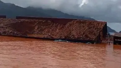 Kapal Tongkang Nyaris Terbalik, Ore Nikel Tumpah Cemari Perairan Lasolo