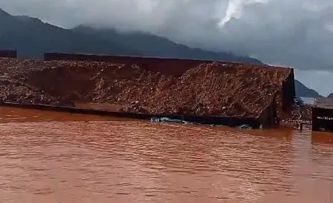 Kapal Tongkang Nyaris Terbalik, Ore Nikel Tumpah Cemari Perairan Lasolo