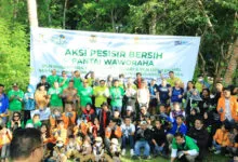 PLN NP Unit Pembangkitan Kendari Bersama Komunitas Aktivis Lingkungan Bersihkan Pesisir Pantai Waworaha