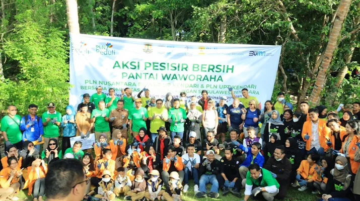 PLN NP Unit Pembangkitan Kendari Bersama Komunitas Aktivis Lingkungan Bersihkan Pesisir Pantai Waworaha