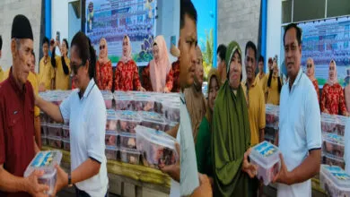 Tebar Kebahagiaan, KUPP Molawe Bagikan Daging Kurban ke Masyarakat dan Staf