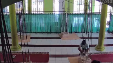 Seorang Pria di Kolaka Terekam CCTV Gasak Uang Kotak Amal Masjid
