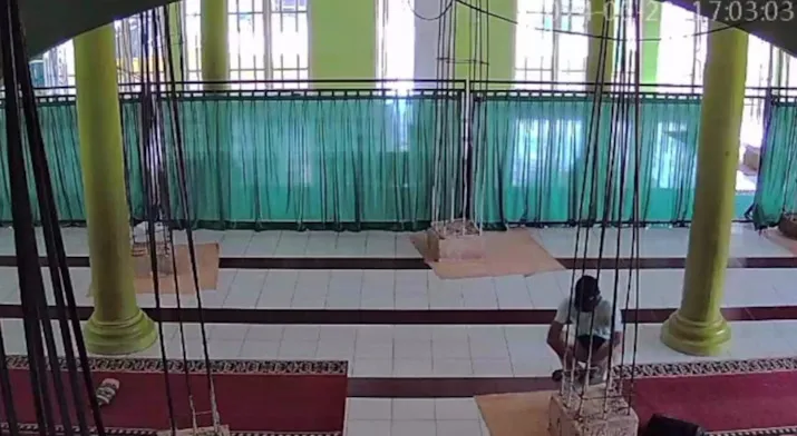 Seorang Pria di Kolaka Terekam CCTV Gasak Uang Kotak Amal Masjid