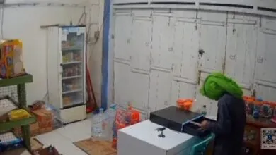 Seorang Pria di Muna Terekam CCTV Gasak Uang di Toko Sembako