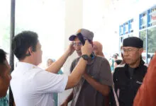 110 Warga di Lambandia Dapat Bantuan Kacamata Baca dari Bupati Koltim