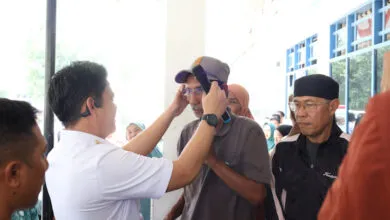 110 Warga di Lambandia Dapat Bantuan Kacamata Baca dari Bupati Koltim
