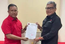 PDIP Serahkan Surat Tugas kepada La Ode Darwin Maju di Pilkada Muna Barat