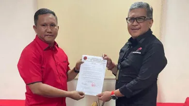 PDIP Serahkan Surat Tugas kepada La Ode Darwin Maju di Pilkada Muna Barat