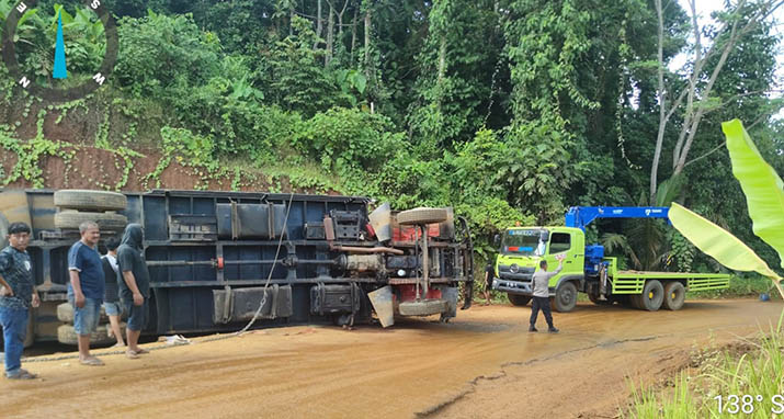 Truk Bermuatan 12 Ton Cengkeh di Kolaka Alami Kecelakaan Tunggal