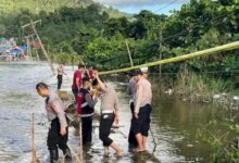 Antisipasi Kecelakaan, Polisi Pasang Patok Pembatas di Lokasi Banjir Konawe Utara