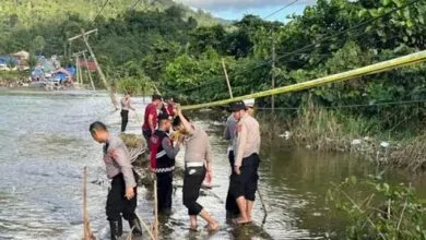 Antisipasi Kecelakaan, Polisi Pasang Patok Pembatas di Lokasi Banjir Konawe Utara