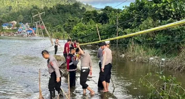 Antisipasi Kecelakaan, Polisi Pasang Patok Pembatas di Lokasi Banjir Konawe Utara