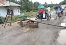 Kesal Tak Kunjung Diperbaiki, Warga Konsel Blokade Jalan Poros Andoolo–Tinanggea