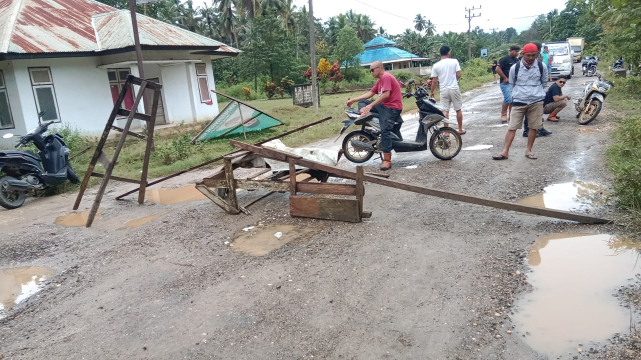Kesal Tak Kunjung Diperbaiki, Warga Konsel Blokade Jalan Poros Andoolo–Tinanggea