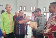 Empat Korban Bencana Terima Bantuan Uang Tunai dari Pemda Muna Barat