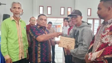 Empat Korban Bencana Terima Bantuan Uang Tunai dari Pemda Muna Barat