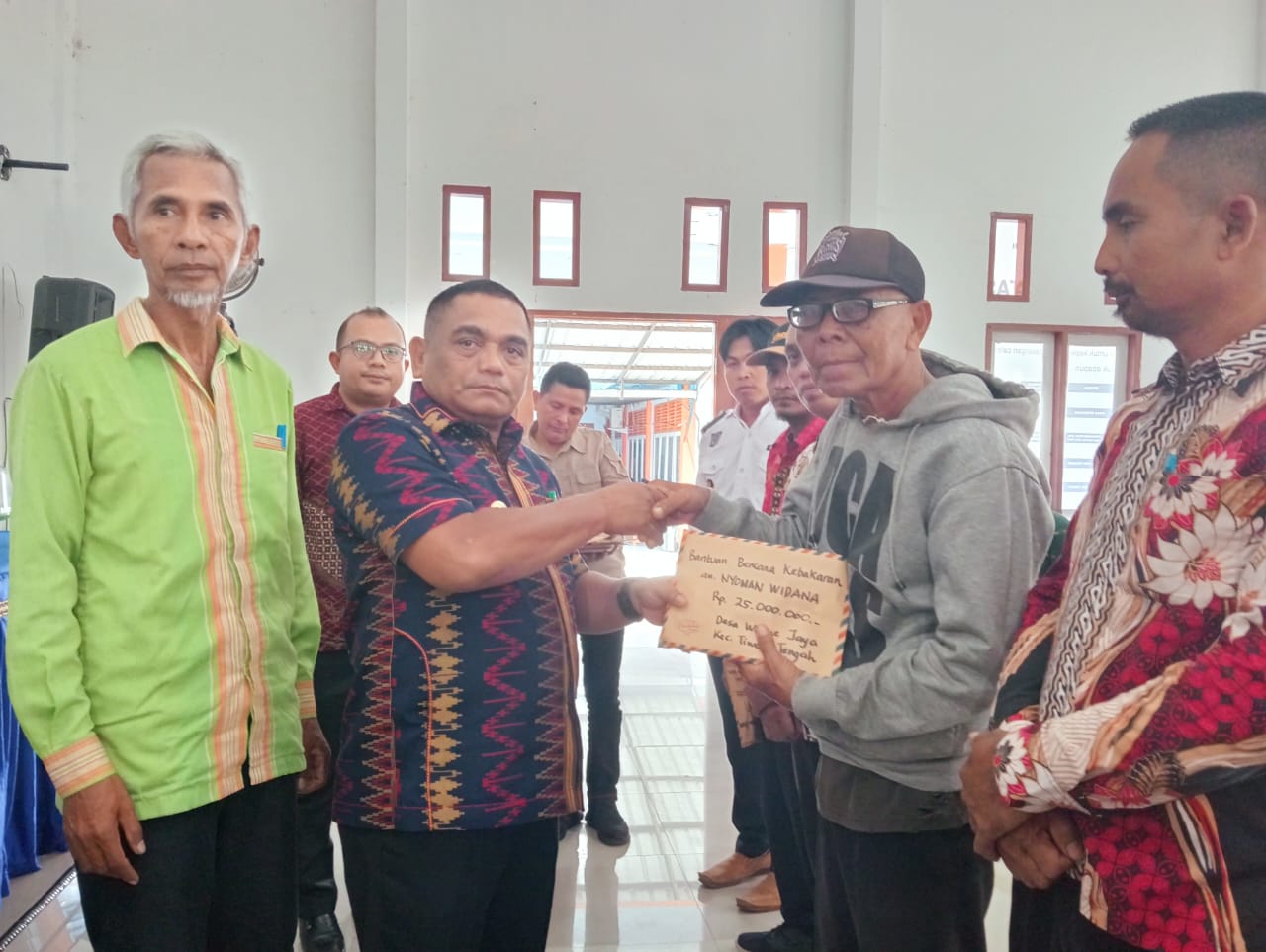 Empat Korban Bencana Terima Bantuan Uang Tunai dari Pemda Muna Barat