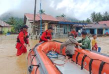 Banjir Melanda Wilayah Andowia Konawe Utara, Warga Dievakuasi Menggunakan Perahu Karet