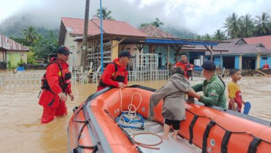 Banjir Melanda Wilayah Andowia Konawe Utara, Warga Dievakuasi Menggunakan Perahu Karet