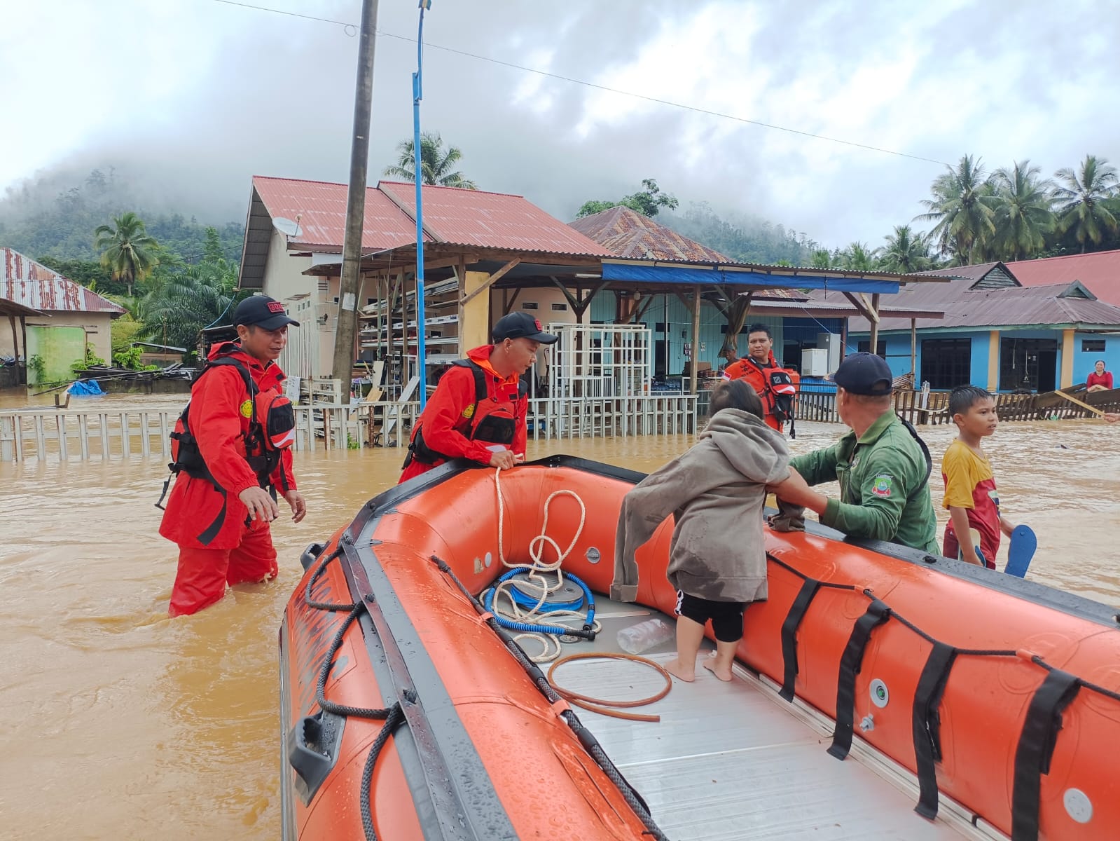 Banjir Melanda Wilayah Andowia Konawe Utara, Warga Dievakuasi Menggunakan Perahu Karet