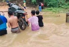 Terendam Banjir, Jembatan Wawoone Konawe Kepulauan Sulit Dilalui Kendaraan