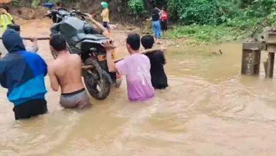 Terendam Banjir, Jembatan Wawoone Konawe Kepulauan Sulit Dilalui Kendaraan