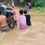 Terendam Banjir, Jembatan Wawoone Konawe Kepulauan Sulit Dilalui Kendaraan