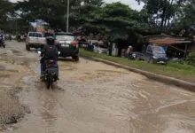 Jalan Ruas Kendari–Konsel di Baruga Rusak Parah, Warga Minta Pemprov Sultra Segera Perbaiki