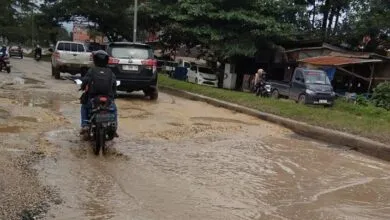Jalan Ruas Kendari–Konsel di Baruga Rusak Parah, Warga Minta Pemprov Sultra Segera Perbaiki