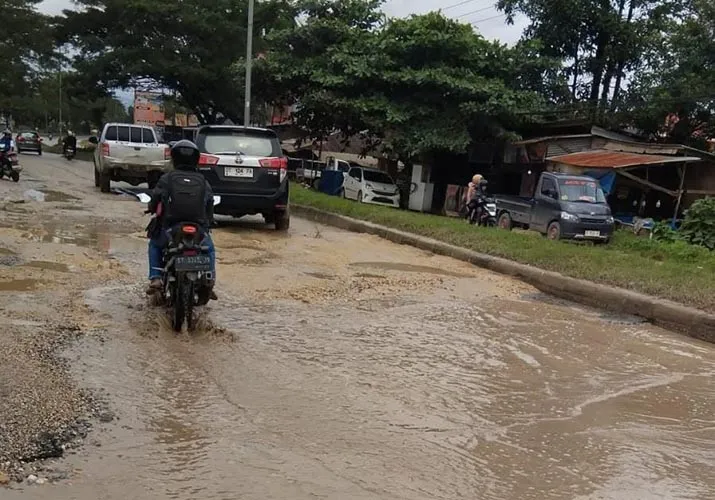 Jalan Ruas Kendari–Konsel di Baruga Rusak Parah, Warga Minta Pemprov Sultra Segera Perbaiki