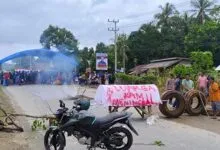 Resah karena Kerap Terjadi Kecelakaan, Warga Ranomeeto Konsel Blokir Jalan Provinsi
