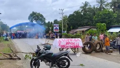 Resah karena Kerap Terjadi Kecelakaan, Warga Ranomeeto Konsel Blokir Jalan Provinsi