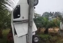 Sebuah Mobil di Uepai Konawe Tabrak Tiang Listrik hingga Nyaris Terbalik