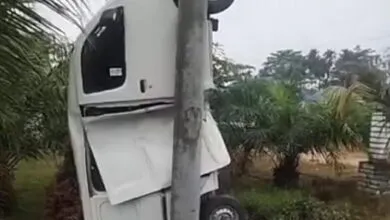 Sebuah Mobil di Uepai Konawe Tabrak Tiang Listrik hingga Nyaris Terbalik