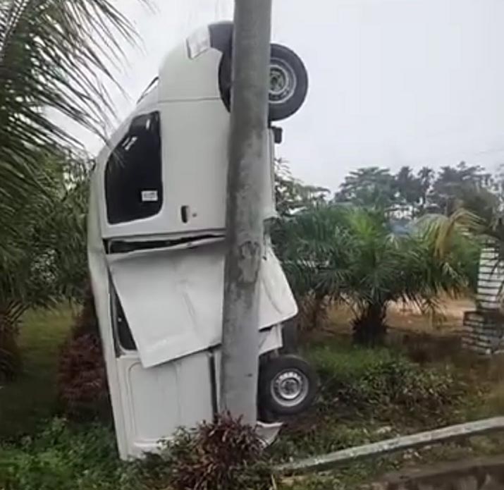 Sebuah Mobil di Uepai Konawe Tabrak Tiang Listrik hingga Nyaris Terbalik