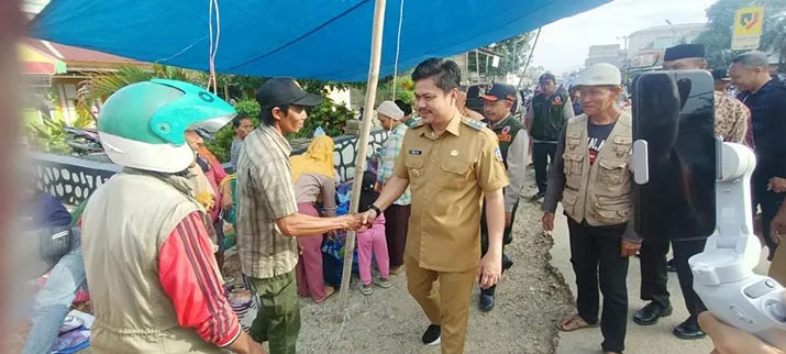 Antusiasme Warga Dangia Sambut Bupati Abdul Azis di Pasar Gunung Jaya