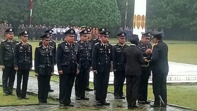 HUT Bhayangkara ke-78, Brigadir Andrias Dapat Penghargaan dari Kapolres Muna