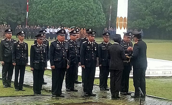 HUT Bhayangkara ke-78, Brigadir Andrias Dapat Penghargaan dari Kapolres Muna